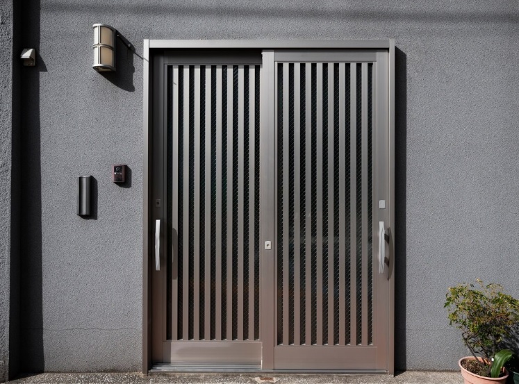 Jak energooszczędne drzwi wpływają na komfort cieplny w strefie wejściowej?