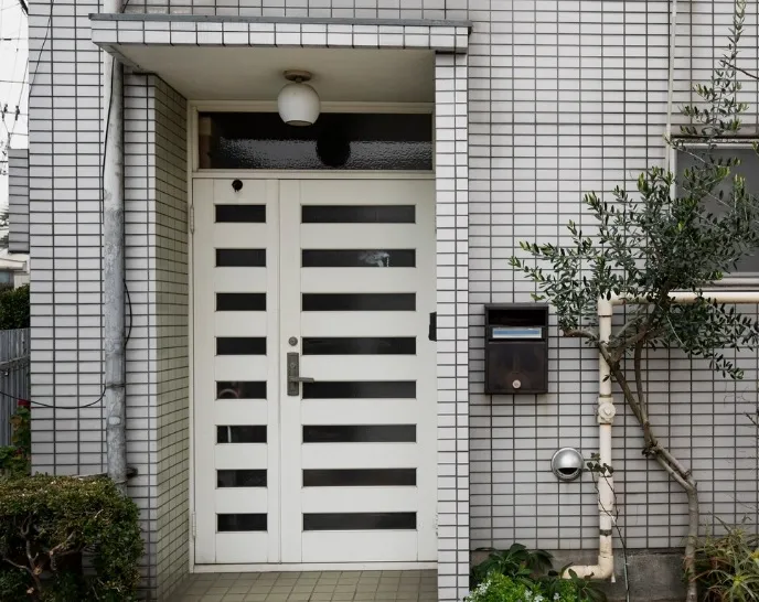 Montaż drzwi premium w domach energooszczędnych krok po kroku