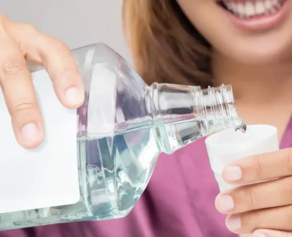 Jak dobrać płukankę do ust przy nadwrażliwości zębów?