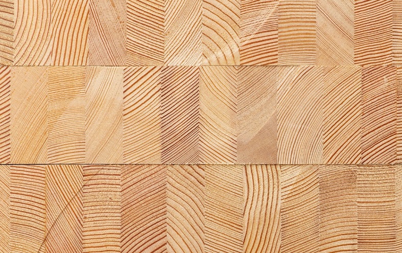 Jak producent kantówki drewnianej kontroluje jakość procesu klejenia i suszenia?