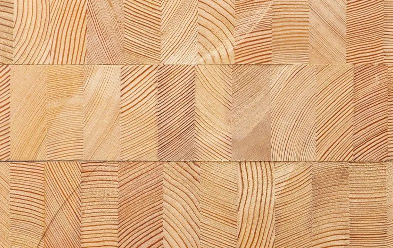 Jak producent kantówki drewnianej kontroluje jakość procesu klejenia i suszenia?