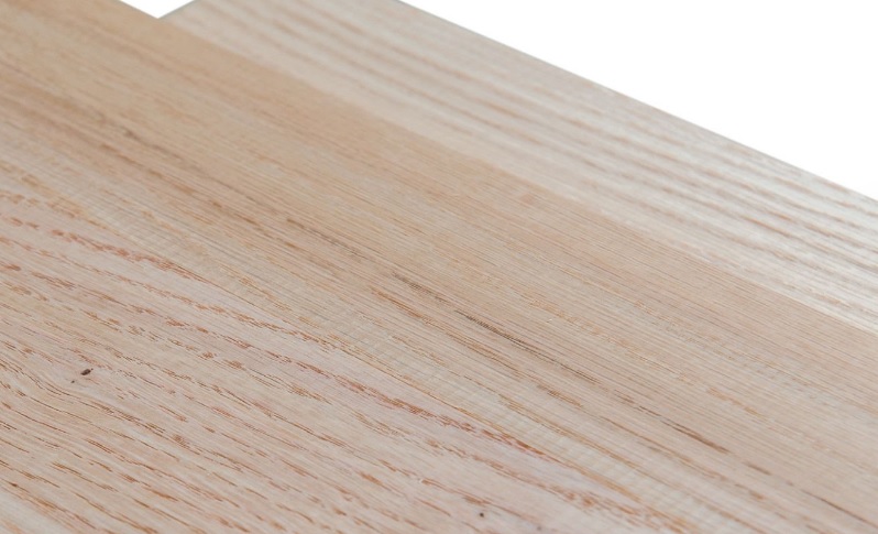 W jaki sposób producent kantówki kontroluje czas prasowania i temperaturę klejenia?