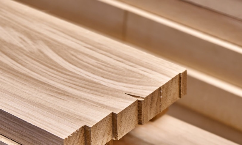 W jaki sposób producent kantówki ocenia przyczepność kleju i spoistość warstw?