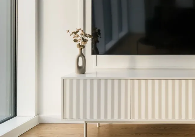 Czy montaż wiszących szafek RTV wymaga specjalnego przygotowania ściany?