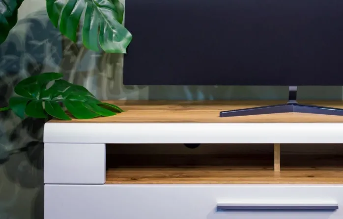 W jaki sposób wiszące szafki RTV ułatwiają utrzymanie czystości?