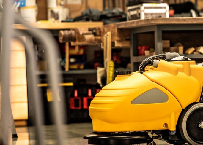 Jak leasing maszyn czyszczących wpływa na płynność finansową przedsiębiorstwa w codziennej działalności?