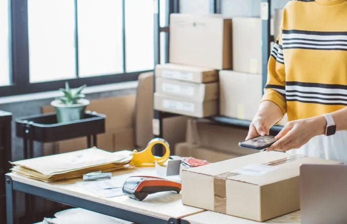 Jakie materiały i technologie druku etykiet utrudniają ich podrabianie?