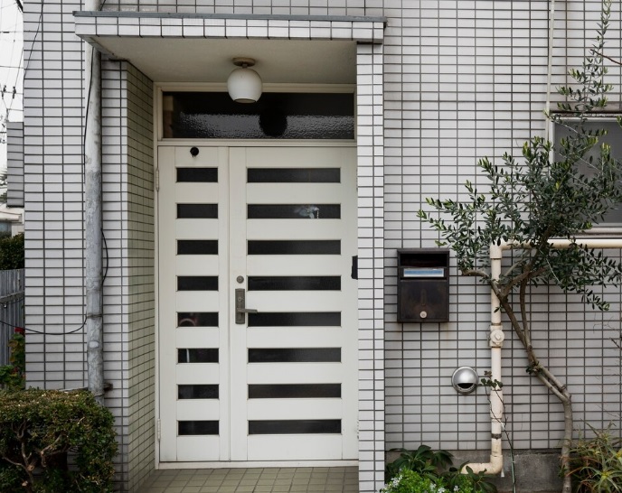 Drzwi aluminiowe czy stalowe? Porównanie pod kątem energooszczędności