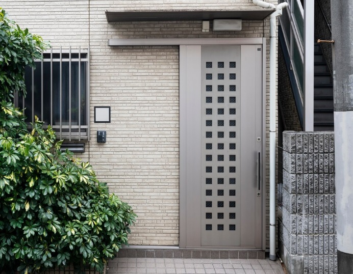 Przeszklenia w drzwiach a izolacja cieplna – jak dobrać bez utraty ciepła?